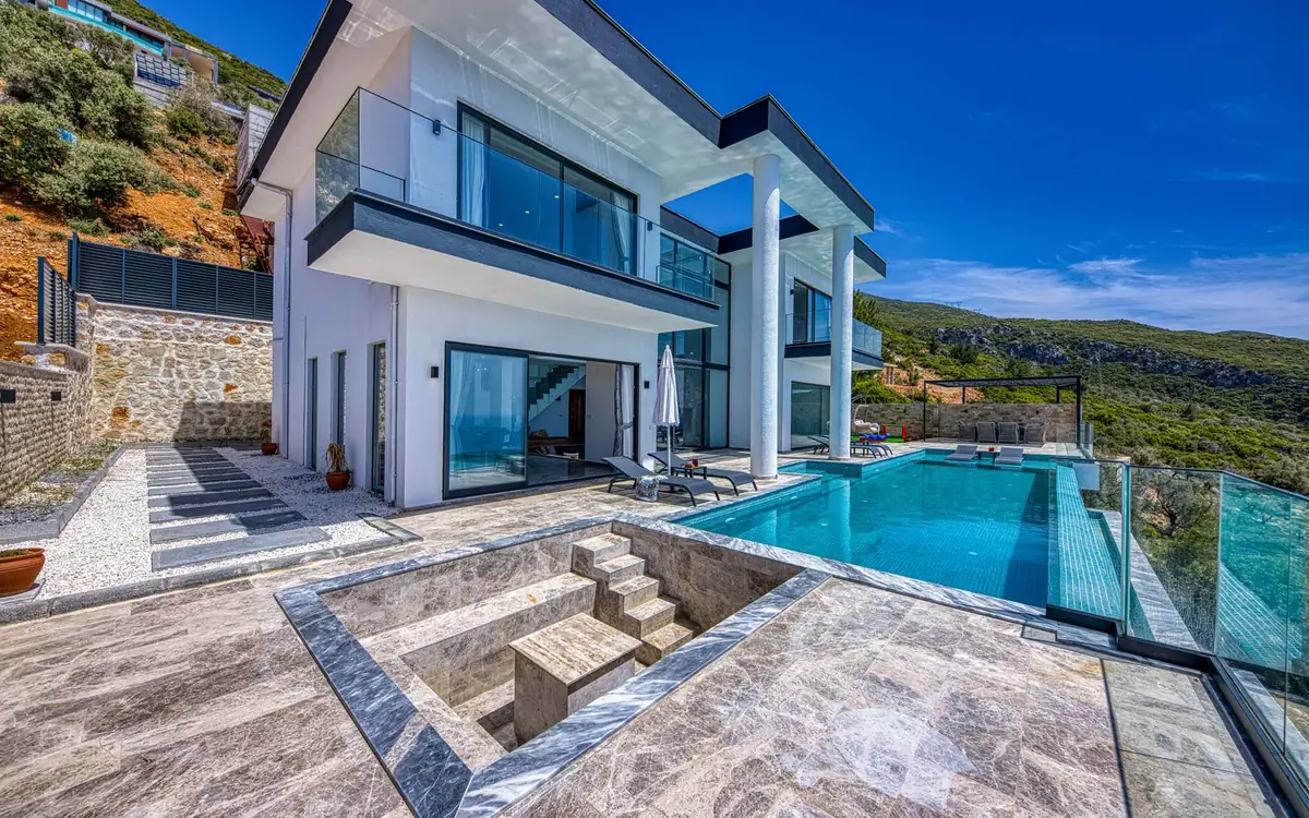 Hillside cottage with mountain views